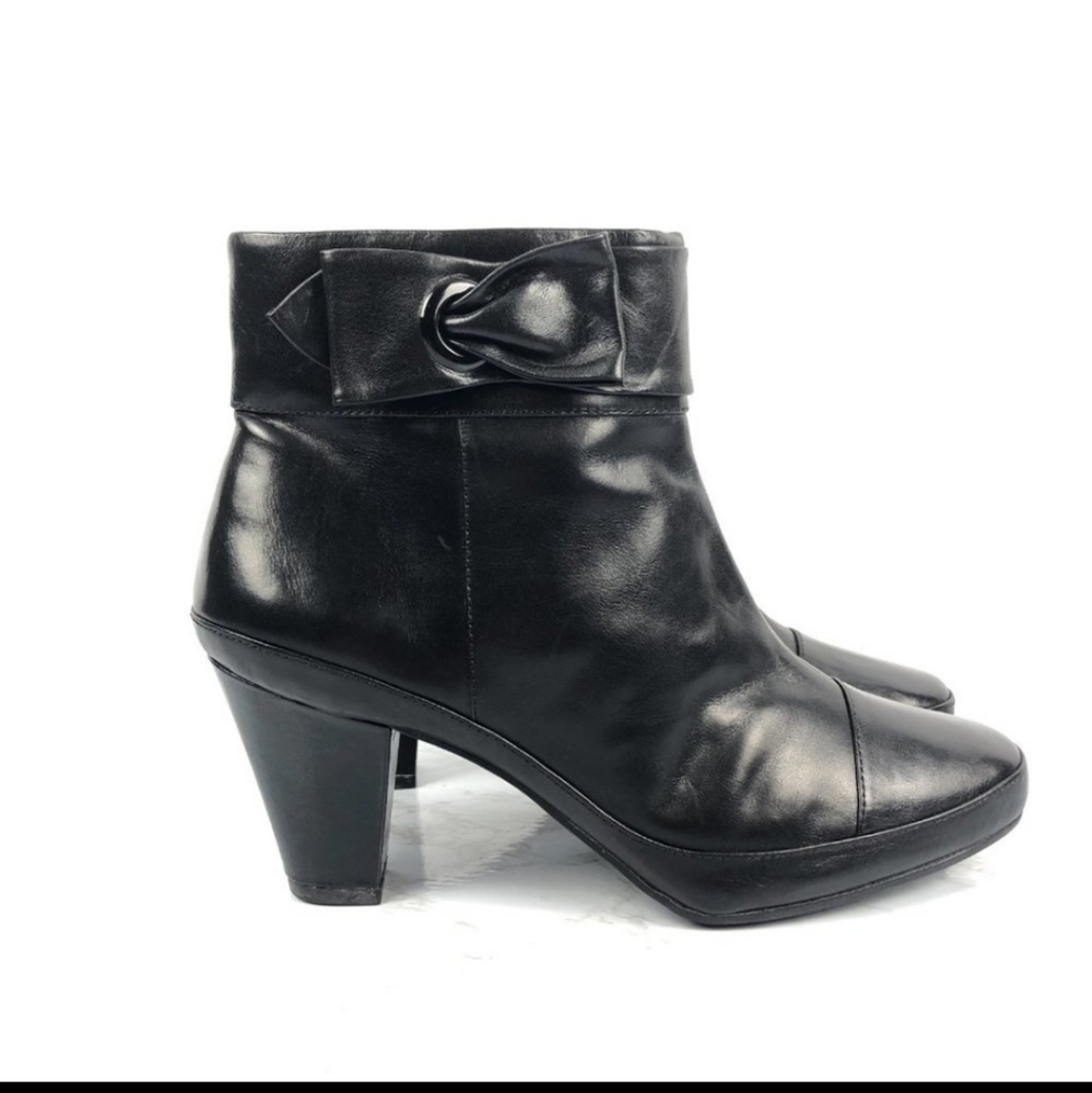 Clark's artisan leather  ankle  booties